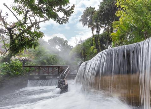 Paso a Tabacón Hot Springs en la Mañana Costa Rica